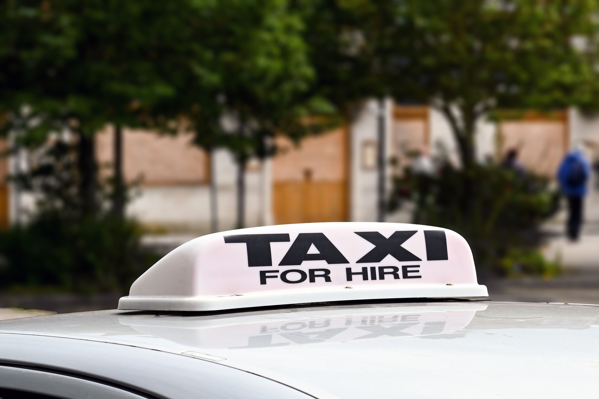 Close up of a sign on the roof of a taxi